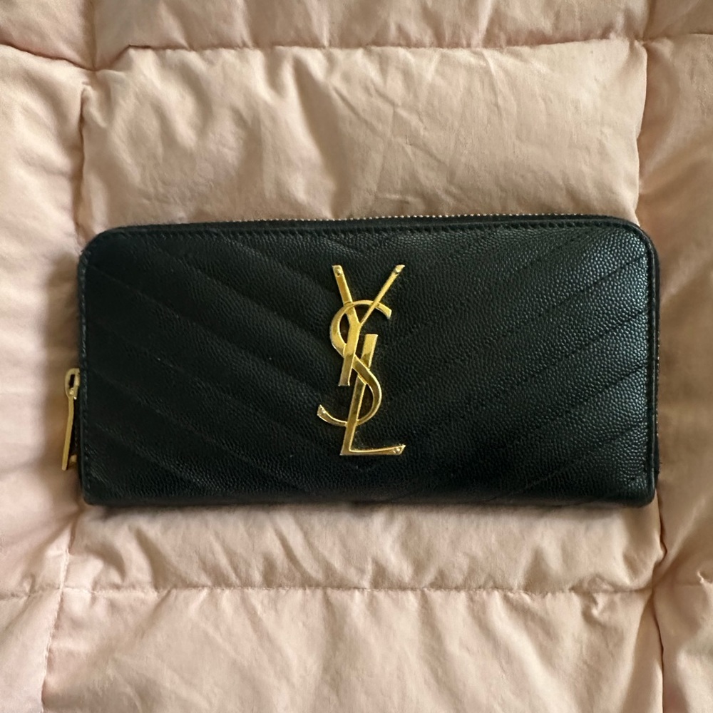YSL WALLET LIKE NEW!in black grained leather. Excellent condition!w box